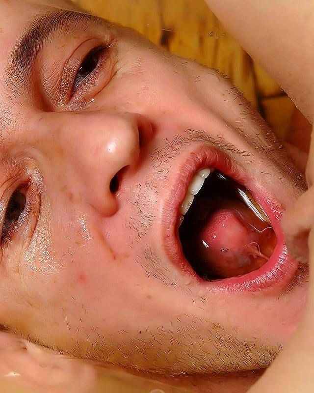 Сексапильная красотка ссыт парню в рот 7 фотка