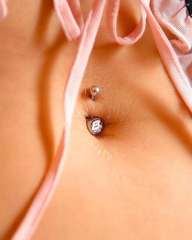 Красотка играется со своей вагиной 4 фотка