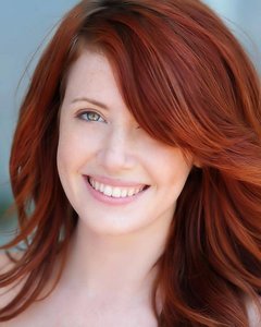 Рыжая соседка шалит перед окнами своего поклонника