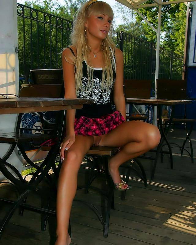 Девушка, наверное, забыла одеть трусики 3 фотка