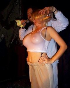 Пьяные девушки показывают свои прелести