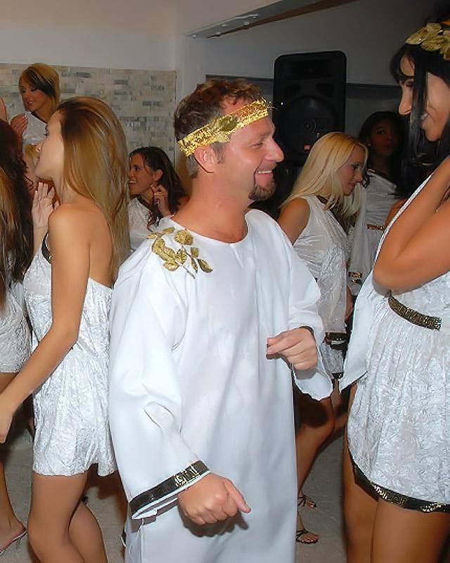 Трахнул свою девушку на вечеринке 2 фотка