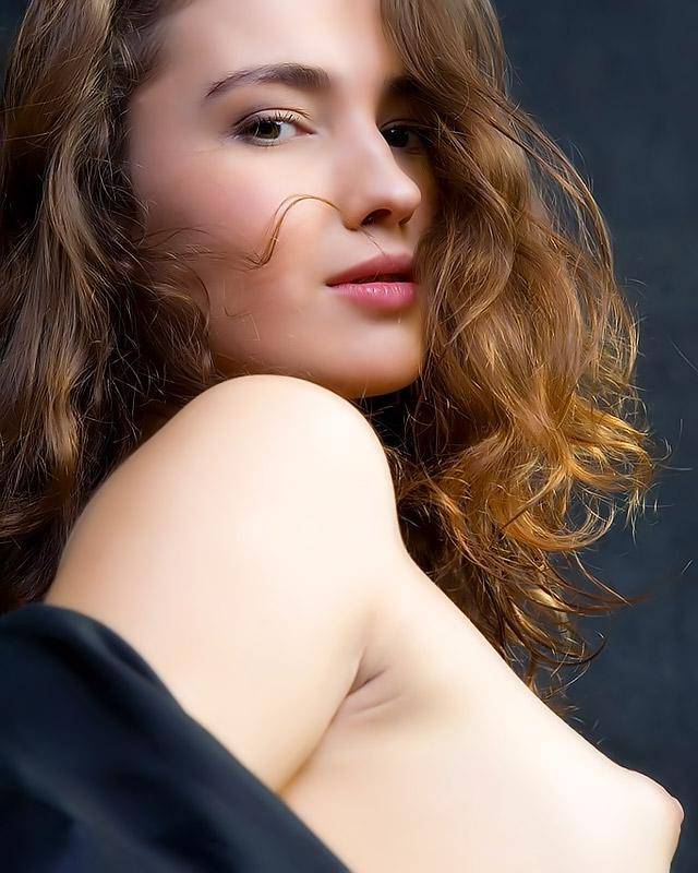 Красивая мокрощелка с волосатым лобком 4 фотка