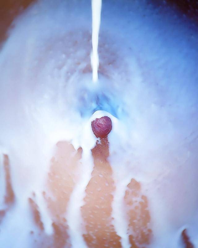 Облила себя молоком на стоге сена 11 фотка