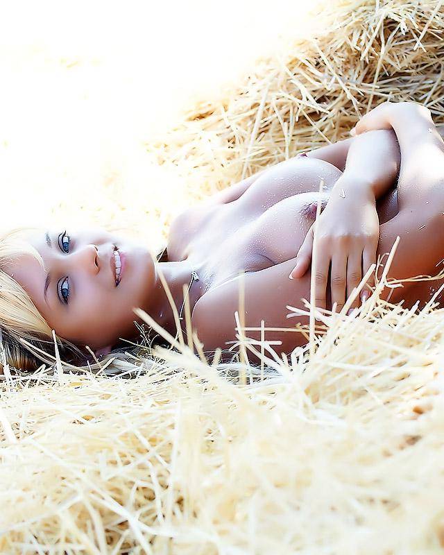Облила себя молоком на стоге сена 15 фотка
