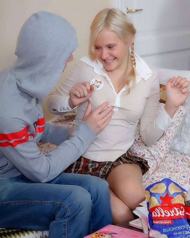 Девушка любит трахаться в попу 4 фотка