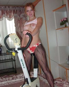 Рыжая красотка голая, но в сапожках