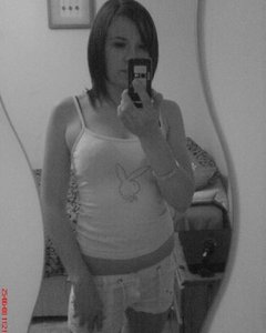  Смазливая милашка позирует - 9 фото 