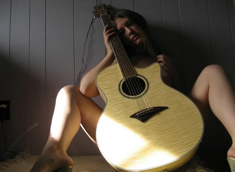 Позирует с гитарой - 20 фото  20 фотка