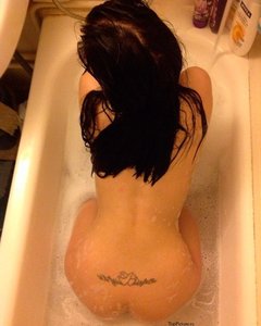  Жена шлюшка на кухне и в ванной 