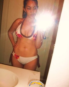  шикарная латинка показывает пизду 